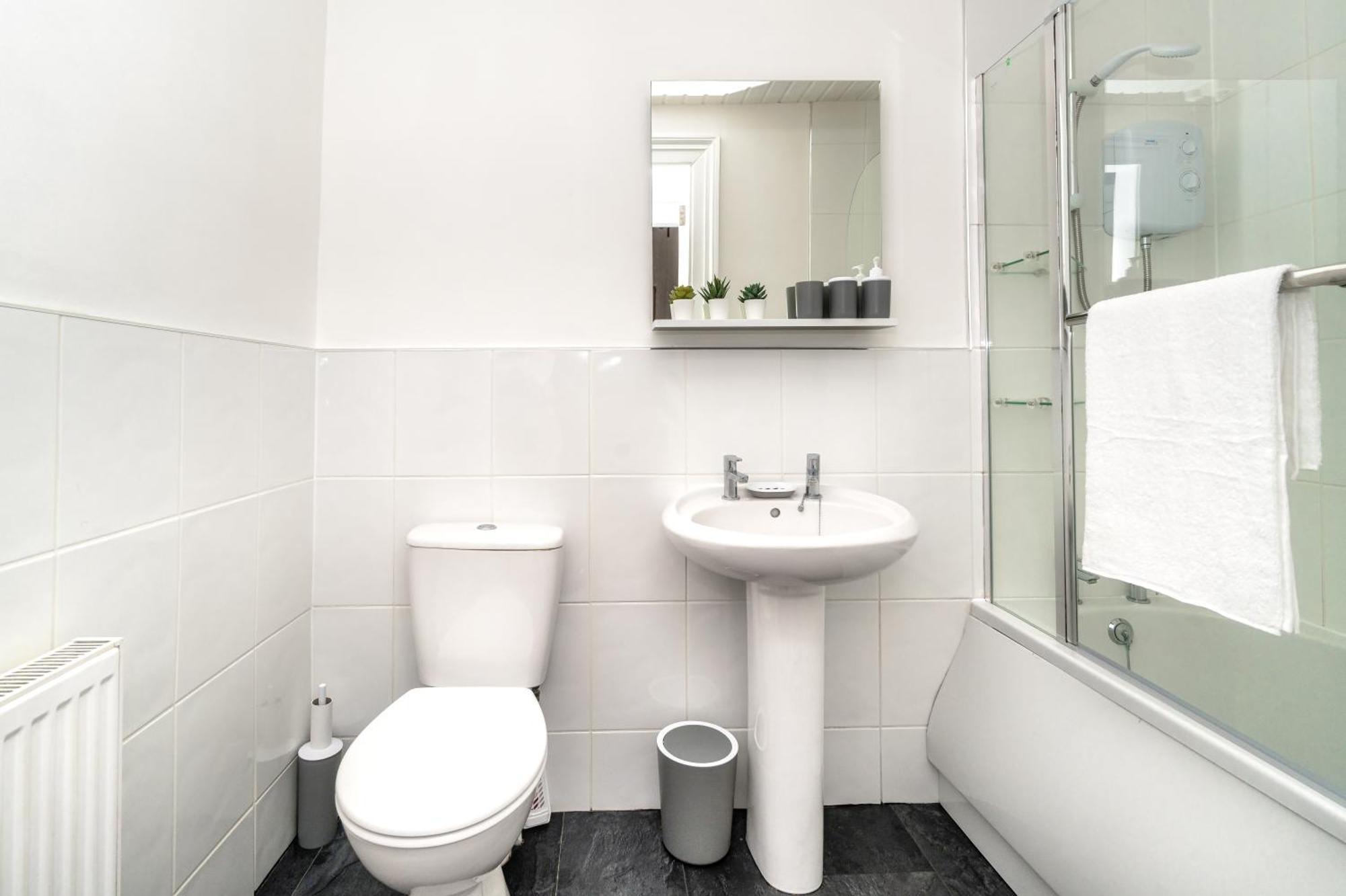 Cosy Retreat - Charming 2-Bed Apartment 그리녹 외부 사진